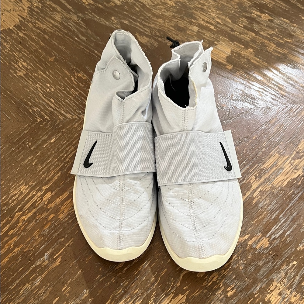 Nike Man Light Gray Sneakers with Black Swoosh